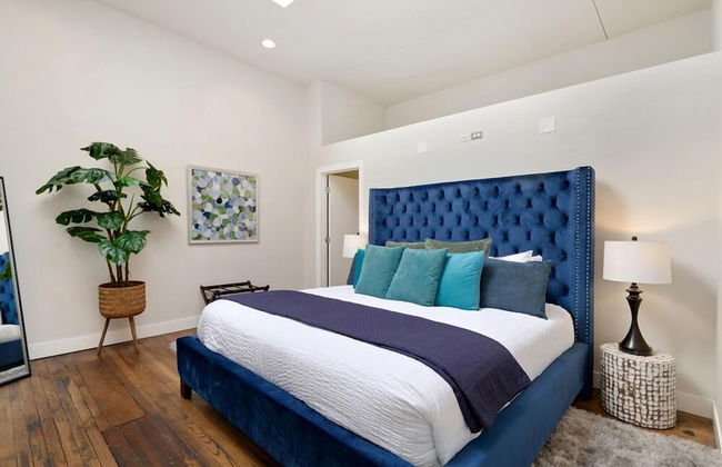 The Penthouse Loft in the Heart of Old Town! - Photo 6