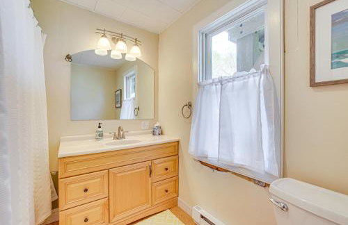 Lake Champlain Family Retreat with Deck and Yard - Foto 10