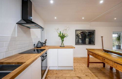 Spacious & Stylish StoneHous Cottage - Photo 32