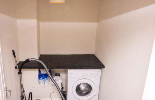 Rugby 1-BR Apt, Parking, City Centre, Sleeps 3 - Foto 49
