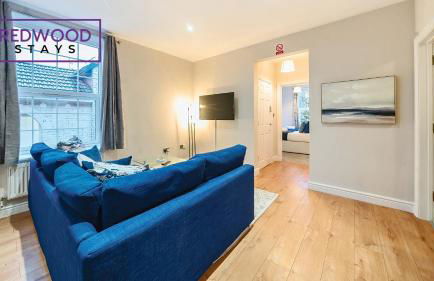 Newly Refurbished Spacious Serviced Apartment for Contractors and Families, Free WiFi & Netflix By Redwood Stays - Foto 17