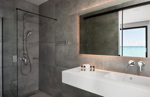 Seafront Villa Nafsika - Private Heated infinity Pool - Direct access to the beach - Play area - Foto 25