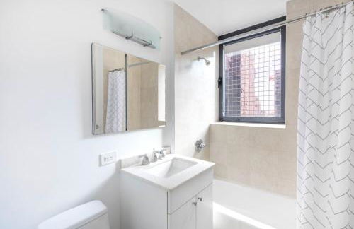 Midtown 2BR w Pool Gym Roof nr Subway NYC-385 - Foto 15