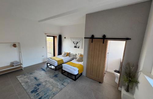 The Hayloft, Modern 4 Bed, 8 person, Barn Conversion in a Rural Location with Great Access & Hot Tub - Foto 37