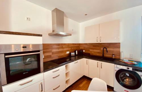 HOCHWERTIGE Ferienwohnung mit 7qm Balkon, Netflix, Kaffeeautomat, RainShower Bad - Foto 7