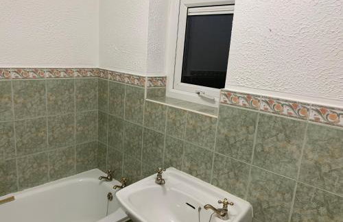 Spacious semi detached house - Photo 34