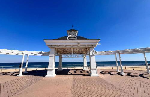 3BR Beach House | Fire Pit & Bar | Steps to Beach - Foto 43