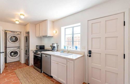 Cute & Cozy 2BR 1BA Adobe w Firepit Near UA & UMC - Foto 11