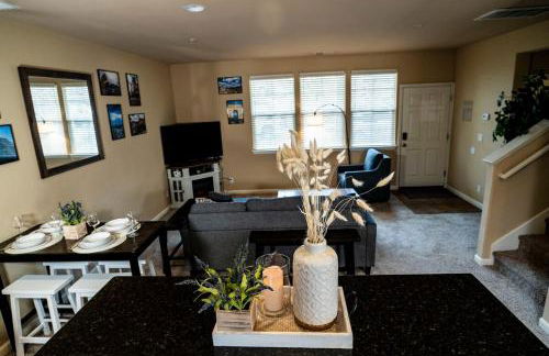 Eat-Sleep-Stroll-Repeat! Walkable Midtown 2BR Home - Foto 8