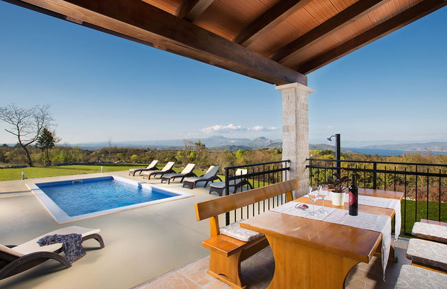 Detached Villa With Private Pool Located on Hill Overlooking Kvarner - Foto 31