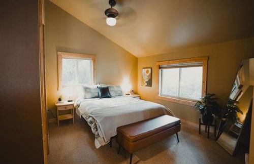 Cabin Minutes to Mt Rainier - EV, HotTub, 2 Queen and Twin - Photo 30