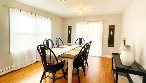 Modern Home off I-95 Perfect for Families & Business Stay with Ample Parking - Foto 3