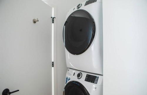 Chic East Side 1BR Apt with Balcony, Pool, and Gym - Foto 15