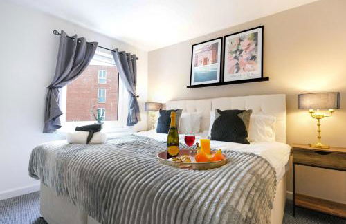 City Centre Apartment with Free Parking, Balcony, Super-Fast Wifi and Smart TV with Netflix by Yoko Property - Photo 8