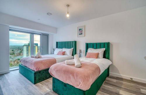 2-BR City View Apartment - Near Salford Royal - Foto 1