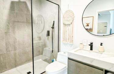 Sunny 1BR with Large Outdoor Lounge Space - SH4LAD - Foto 2