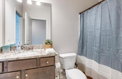 1 Mi to Lake Lanier Modern Home with Patio and Yard! - Foto 18