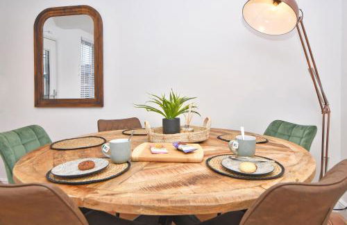 Chapel House by YourStays - Two bed cottage in Market Town of Sandbach, high end finish - Photo 10