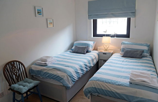 Valley Retreat - Peaceful Location, Walk to Beach, Parking - Photo 23