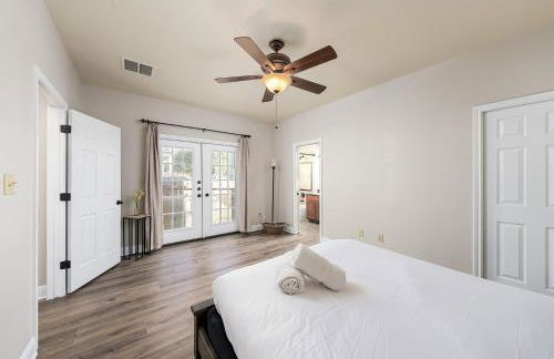 Upstay Stylish 4BR Getaway in Vibrant East Austin - Foto 13
