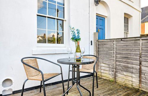 Central Canterbury Gem New Refreshed Decor Sunny Deck Outdoor Furniture FREE Parking 2BR 2BA TOP Location - Foto 69
