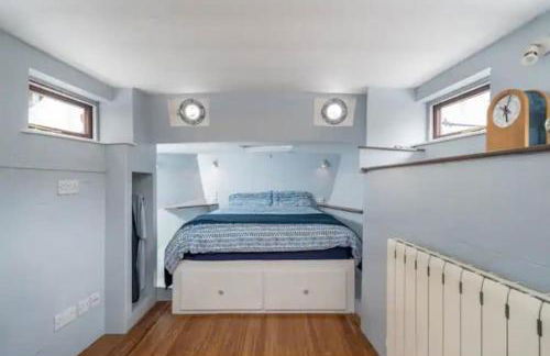 Historic Dutch Barge, Idyllic location - Photo 11