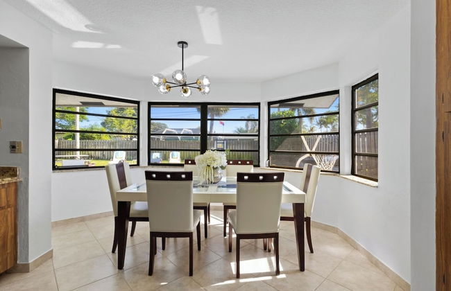 Family-friendly 5BR Home w/ Heated Pool & Parking - Foto 37