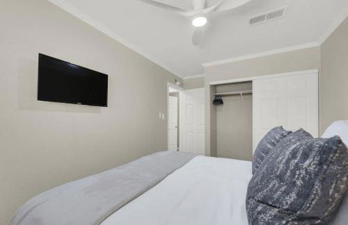 Spacious 4BR plus Den with Pool, Jacuzzi, BBQ, Near Strip - Foto 12