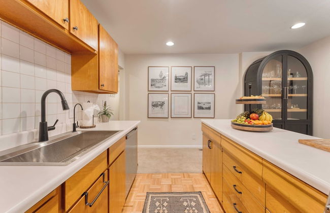 Westlake Cabin by Avantstay Hot Tub, Near Skiing, Walk to Restaurants & Lake! - Foto 15