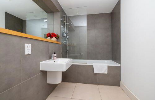 Cosy, modern high rise with views! 2 bedroom - Foto 15