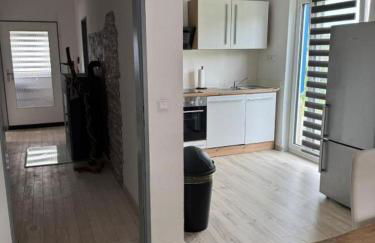 Ganze Wohnung mit großem Parkplatz-Nähe A3 - Foto 1