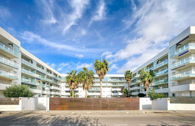 Charming Apartment With Patio - Photo 31