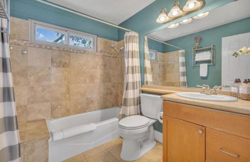 Point Loma 2BR Townhome w Parking in Prime Location - Foto 38