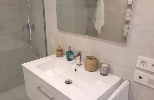 Rooftop pool near the beach and Barcelona - Photo 49