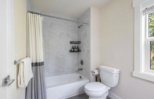 Perch - Modern Seattle Retreat w/ AC, Garage & Decks - Foto 40