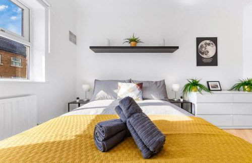 Cozylease 3 Bedroom Canary Wharf Family,Workcation, Fast WiFi, Workspace,1 stop to City - Photo 32