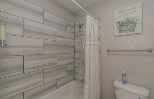 Cozy 2BR Farmhouse Apt - Sleeps 8 - FREE Parking! - Photo 27