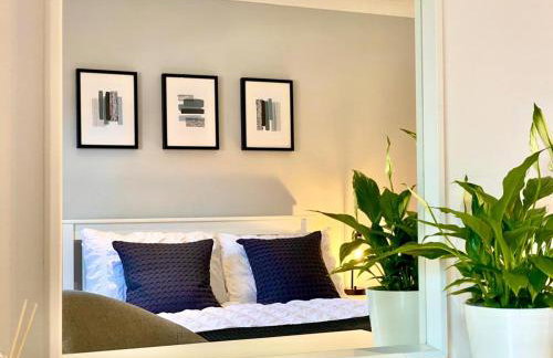 3 bedroom - 2 bathroom Townhouse in Corstorphine Near Murrayfield Stadium - Direct Bus To Edinburgh City Centre in 20 Minutes - Two Private Parking Spaces - Private Sunny Garden - Recently Refurbished - Foto 4