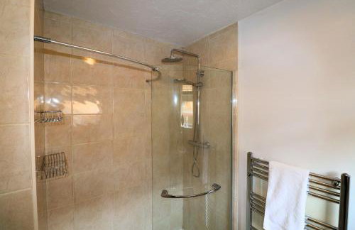 Binfield - Spacious Luxurious Four Bedroom House - Photo 12