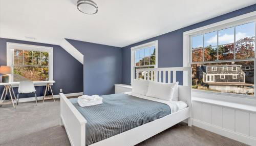 Waterfront Retreat with Private Dock and Fire Pit, Sleeps 8, Outdoor Dining, Spa-Style Primary, Gourmet Kitchen with Dual Dishwashers, Gas Fireplace, River Views, Bright Open Layout, Central AC, Perfect Coastal Escape for Families, 24 Hr Hospitality - Foto 5