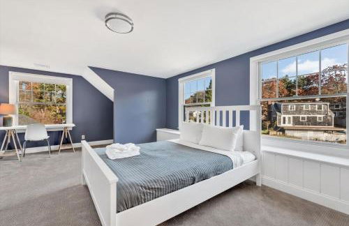 Waterfront Retreat with Private Dock and Fire Pit, Sleeps 8, Outdoor Dining, Spa-Style Primary, Gourmet Kitchen with Dual Dishwashers, Gas Fireplace, River Views, Bright Open Layout, Central AC, Perfect Coastal Escape for Families, 24 Hr Hospitality - Foto 5