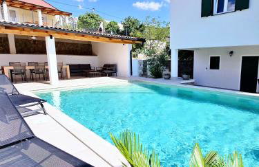 Mare`s Private House 1st floor with Pool - Foto 6