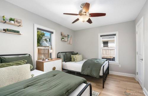 Adorable Dog Friendly Home with Fenced Yard, Office, STEPS to Canal & Hospital! - Foto 24