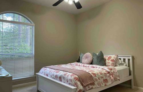 Lovely Woodlands home w/heated pool and spa! - Foto 10