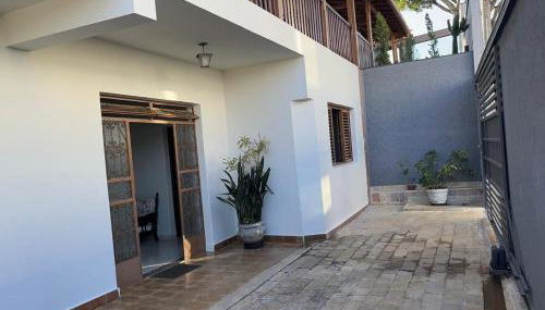 Casa Alceste - próxima ao Centro Histórico - 10 min a pé - E com garagem - Foto 2