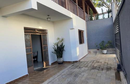 Casa Alceste - próxima ao Centro Histórico - 10 min a pé - E com garagem - Foto 2