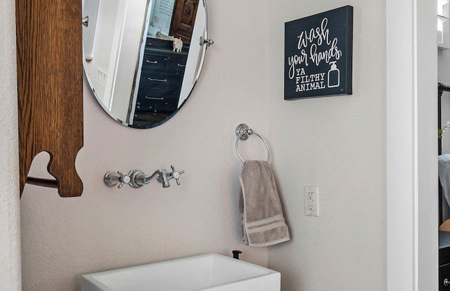 Kingsby Cottage - 1BR & Mountain Views - Photo 15