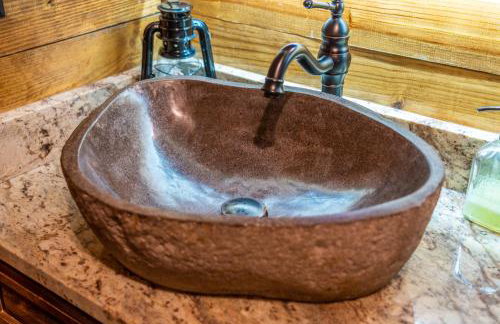 River Lodge Escape with Hot Tub - Foto 35