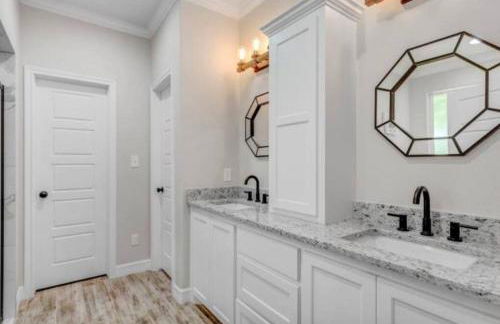 Reduced! Newly Renovated Luxe West Beaumont w Priv - Foto 19