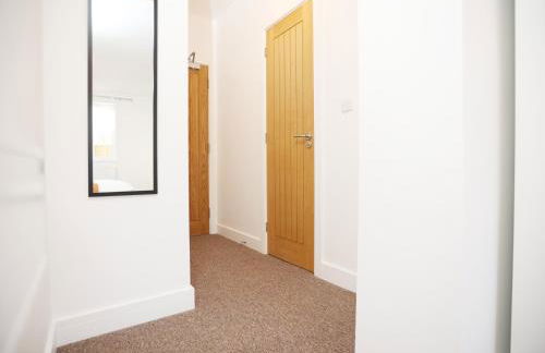 Gloucester Rd By N And N Stays, Newly Refurbed 6 Bed all ensuite house by N And N Stays Ltd, Perfect for contractors and Corporate stays, Close to YTL Arena Site, Pvt Parking for Vans and and work vehicles, Wifi - Foto 22